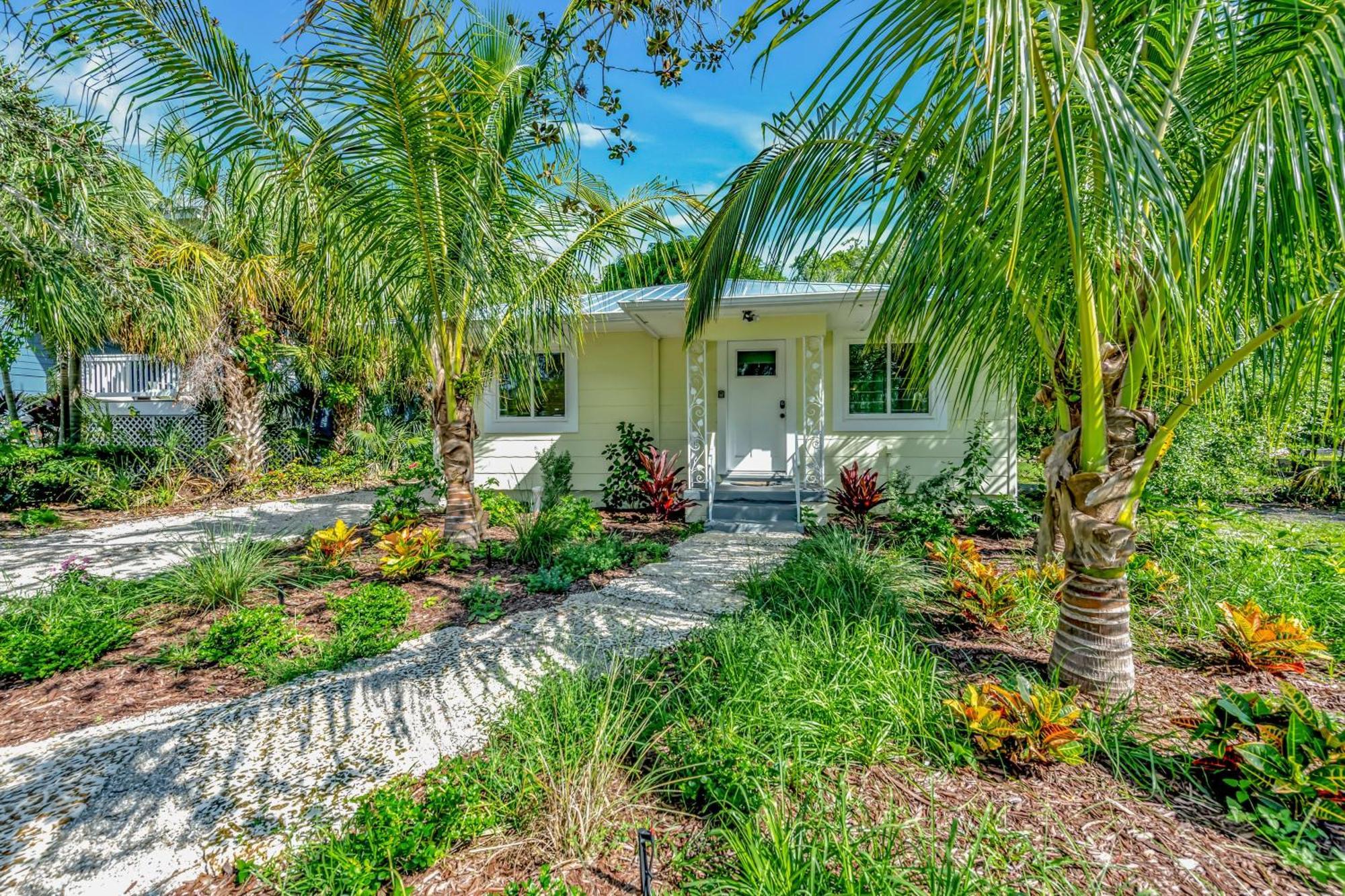 Casa Posada - So Close You Can Hear The Waves Historic Beach Cottage W Beach Gear Anna Maria Buitenkant foto
