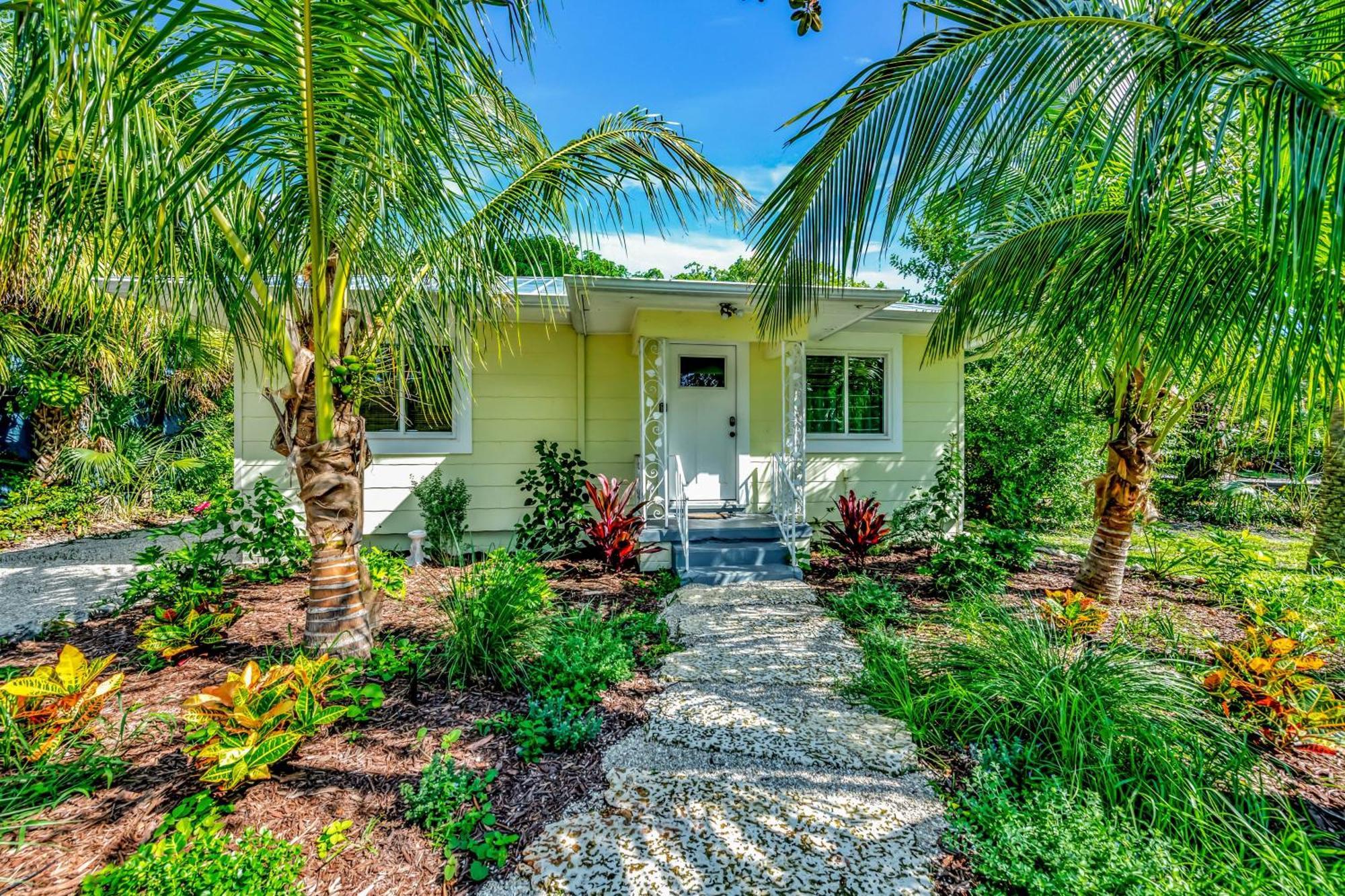 Casa Posada - So Close You Can Hear The Waves Historic Beach Cottage W Beach Gear Anna Maria Buitenkant foto